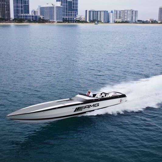 Kooperation Mercedes-AMG und Cigarette Racing: „The Inspired by AMG Black Series 50’ Marauder“, ein Powerboat, das eng am C 63 AMG Coupé Black Series angelehnt ist. (Daimler)