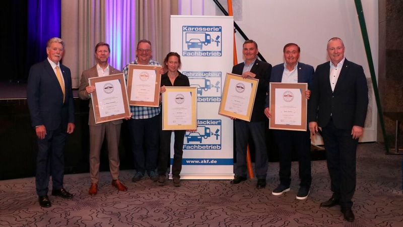 ZKF-Ehrenpräsident Friedrich Nagel (l.) und ZKF-Präsident Peter Börner (r.) ehrten fünf Mitglieder mit der goldenen ZKF-Ehrennadel. Danach erhielt auch Peter Börner die hohe Auszeichnung von Friedrich Nagel überreicht.  (Bild: Klasing)