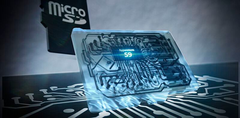 Das Gehirn von Flash-Speichern: Bei Diskussionen über Flash-Speicher geht es meist um Kapazität, Schnittstellen, Datenraten, Bits pro Zelle, Anzahl der Chip-Layer – weniger um den Controller, der das alles – und noch mehr – verwaltet. Dabei ist dieser für die Funktion, Sicherheit und Lebensdauer der Speicherchips essenziell.(Bild:  Hyperstone)