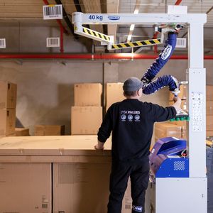 Die bei JYSK zu liefernden Möbelpakete können mithilfe des Jumboflex Pickers von Schmalz mit einer Hand gehandelt werden.(Bild:  Schmalz / M. Wagenhan)