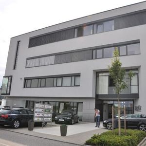 An prominenter Stelle in Landshut wartet das Autohaus auf seine Kunden.