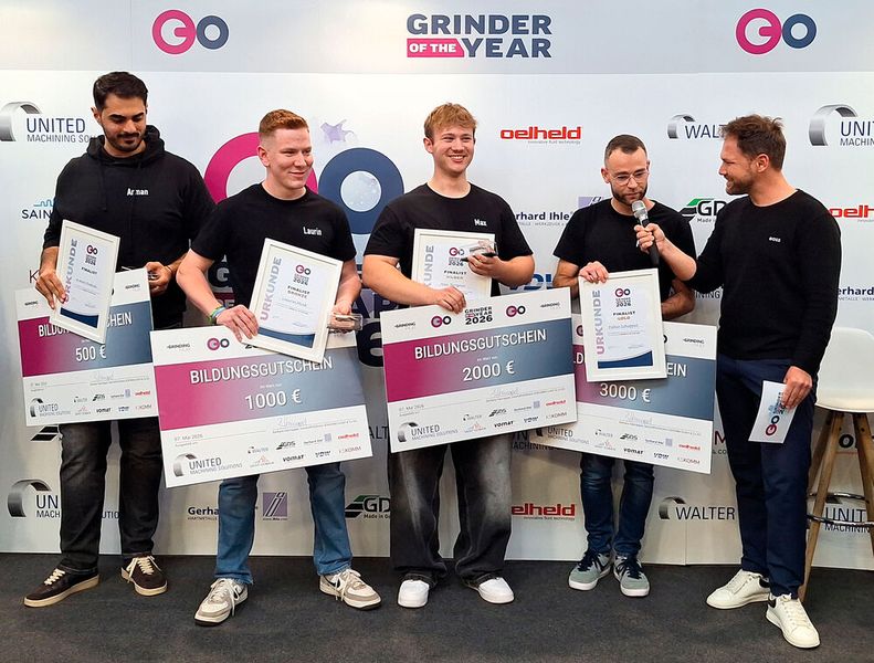 The finalists are delighted with their education vouchers after the awards ceremony (from left to right: Arman Hamidi, Laurin Mink, Max Bergner, Fabio Schoppet, Tobias Witton)  (Source: KS Komm)