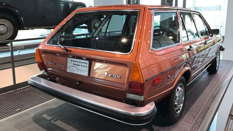 Auch den USA bot Audi den 80er an. Hier hieß er „Fox“ (Fuchs). Auch ein Kombi war im Angebot, der im Prinzip ein Passat Variant war. Typisch für US-Modelle in dieser Zeit: die großen Stoßfänger mit integrierten Stoßdämpfern. (autodrom )
