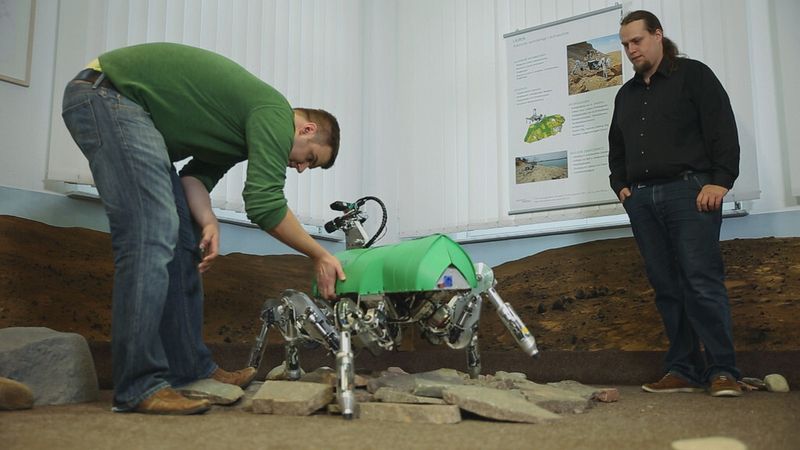 Die zehn Mitglieder des Teams LAUROPE (LAUfRoboter für Plantare Exploration) rekrutieren sich aus dem Forschungszentrum Informatik (FZI) in Karlsruhe. Das FZI befasst sich seit 20 Jahren mit sechsbeinigen Laufrobotern für die Exploration und Inspektion in unstrukturiertem Gelände. Die aktuellste Generation, LAURON V, soll für den SpaceBot Cup derart erweitert werden, dass der Roboter auch manipulieren, also in Interaktion mit seiner Umwelt treten kann (etwa Objekte aufheben oder bewegen). (DLR)