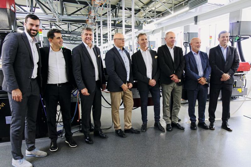 C'est non sans une certaine fierté que Kif Parechoc et ses partenaires ont mis en service cette centième machine. (Source : MSM)