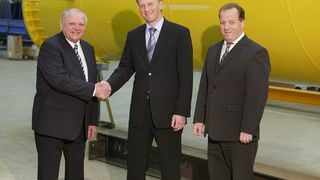 Gesamt-Vertriebsleiter und Mitglied der Geschäftsleitung Rainer Büdenbender, gratulierte Müller und Schachtschneider zu ihrer Ernennung. Bild: Vetter (Archiv: Vogel Business Media)