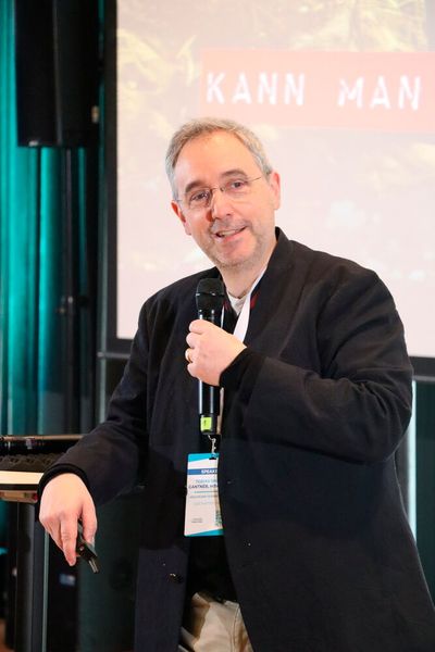 „Durch die Krise zur Kompetenz – wie wir Zukunft im Gesundheitswesen gestalten können“: Der Vortrag von Prof. Dr. med. Tobias D. Gantner, Geschäftsführer der HealthCare Futurists GmbH, machte Mut. (Bild: Susanne Ehneß)