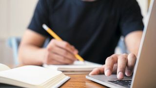 Könnte bald schon Normalität für Konstrukteure und Ingenieure sein: die Weiterbildung am eigenen Laptop von zu Hause aus. (©ijeab - stock.adobe.com)