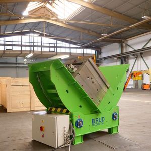 Mit dem Tecdos TM 08/10-5 von RUD gelingt das Wenden schwerer Spritzgießwerkzeuge in etwa 30 Sekunden. Anschlüsse et cetera könnten für Wartungszwecke dranbleiben – anders als beim Handeln per Kran.(Bild:  RUD)