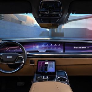Ebenfalls riesig ist das Armaturenbrett-Display mit einer Bildschirmdiagonale von 55 Zoll.(Bild:  Cadillac)