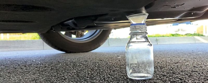 Abb.1: Probennahme direkt am Brennstoffzellen-Fahrzeug. Das gesammelte Wasser wird anschließend auf PFAS analysiert, die aus der Membran der Brennstoffzelle stammen könnten.(Bild:  ZBT)