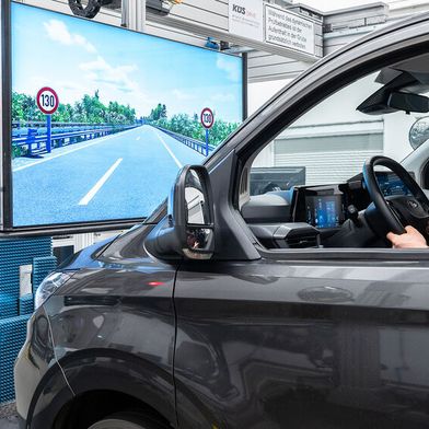 Funktionsprüfung des intelligenten Geschwindigkeitsassistenten (ISA) auf dem KÜS-Drive-Prüfstand. (Bild: KÜS)