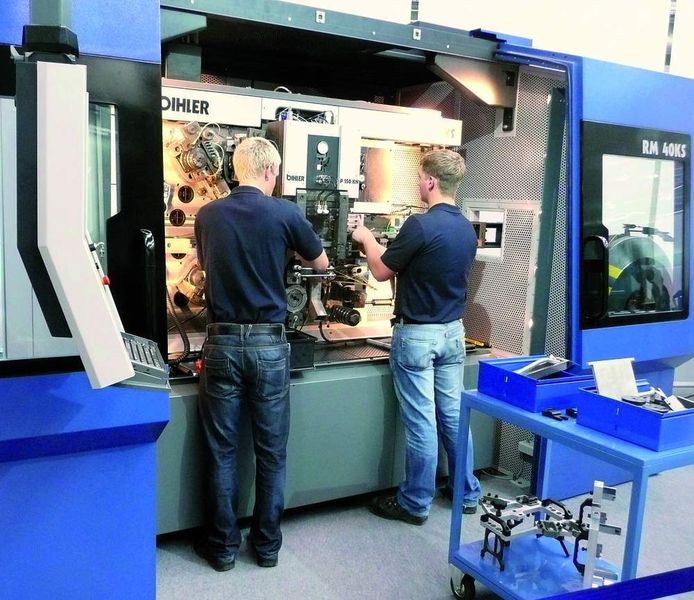 Ganz neu: Stanz-Biegeautomat RM 40KS, der erstmals dem Publikum gezeigt und vorgeführt wurde. Diese Maschine ist insbesondere für die Bearbeitung dünner und hochfester Stähle ausgelegt. (Archiv: Vogel Business Media)