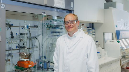 Prof. Dr. Jan von Langermann steht im Labor am Institut für Chemie der Uni Magdeburg. (Bild:  Jana Dünnhaupt/ Uni Magdeburg)