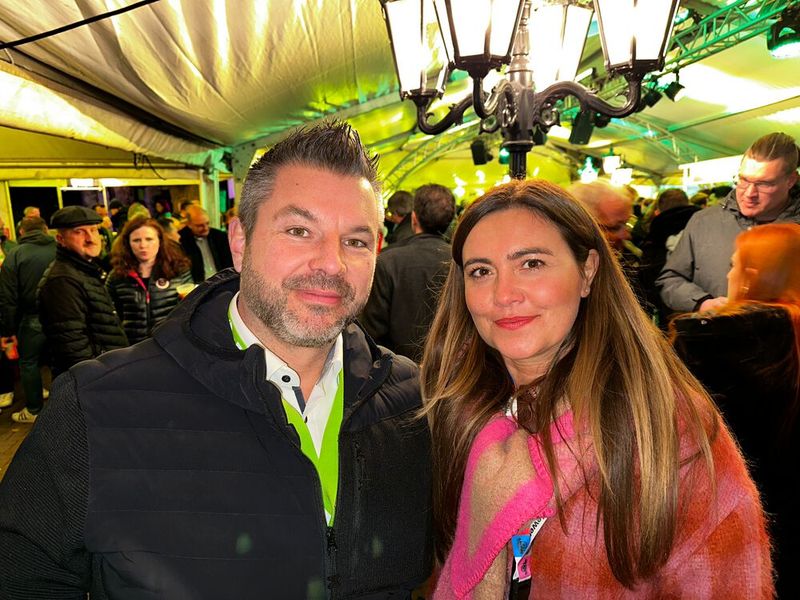 Große Wiedersehensfreude bei Marco Ernst (ALSO) und Aline Gauthier (Samsung). (Bild: Vogel IT-Medien)