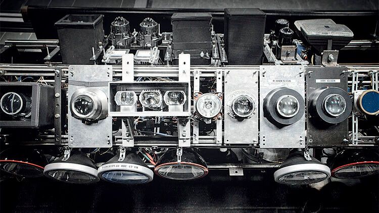 Im Lichtkanal, einer 140 Meter langen, überdachten Straße, testen die Hella-Ingenieure ihre Neuentwicklungen. Auf einer Walze sind Scheinwerfer der letzten Jahrzehnte verbaut. (Bild: Hella)