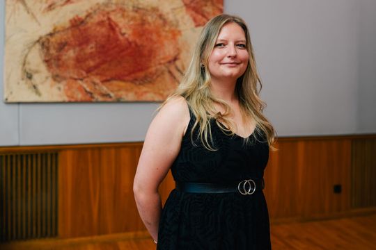 Dr. Francesca Schenkel und Kolllege Dr. Louis Becker haben jüngst den Gebrüder-Eickhoff-Preis entgegennehmen dürfen. Schenkel für eine neue Art der Branddetektion und Becker für die Verbesserung von Stahl für den 3D-Druck. Hier die Details zu den prämierten Dissertationen ...(Bild:  RUB / Kramer)
