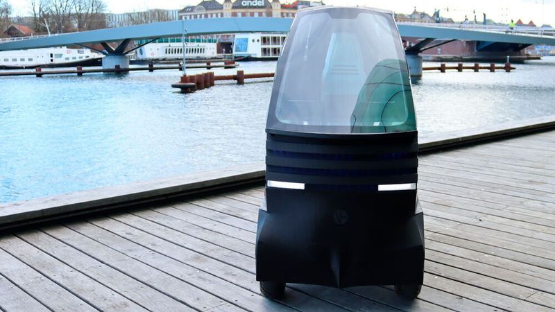 Das E-Mobil mit geschlossener Fahrgastzelle baut besonders schmal. (IEV)