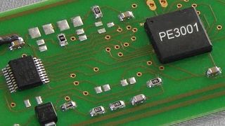 Bild 1: Prototyp mit MEMS-Anbindung; neben dem RFID-Schaltkreis PE3001 sitzt der Sensor. (Archiv: Vogel Business Media)