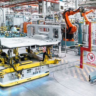 In modernen Fabriken kommen immer häufiger autonome Fahrzeuge zum Einsatz. Die ISO 13855:2024 will aktuellen Technologien wie diesen besser gerecht werden. (Bild: Kuka Group)