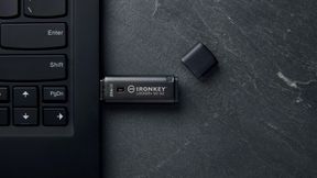 Der USB-Stick IronKey Locker+ 50 G2 von Kingston soll sensible Daten durch eine Verschlüsselung auf Enterprise-Niveau schützen. Mit FIPS-197-Zertifizierung und einer AES-256-Bit-Hardwareverschlüsselung im XTS-Modus. (Bild: Kingston)