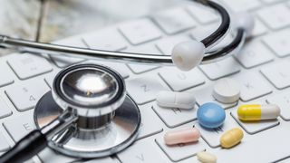 stethoskop-und-tastatur-mit-verschiedenen-tabletten-konzept-stockpack-adobe-stock-scaled (Quelle: wsf-f-Adobe Stock)