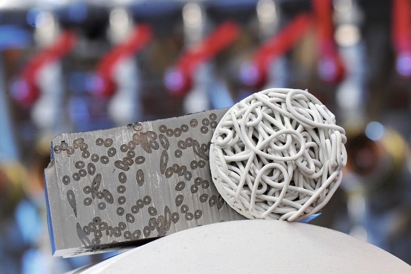 Bild 1: Keramische Makrostruktur (links) und mit TRIP-Stahl infiltrierte Hohlspaghetti-Struktur (rechts). (Bild: TU Freiberg)