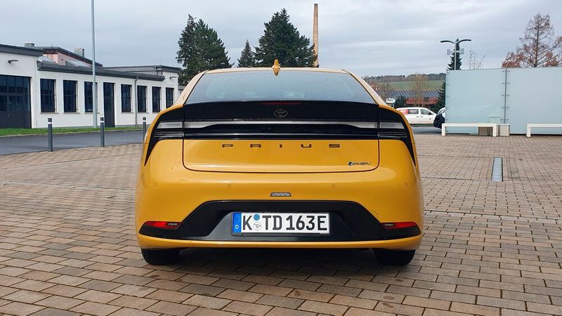 Das Heck wirkt im Vergleich zur Front und der seitlichen Silhouette recht wuchtig. Das auffälligste Designmerkmal ist das lineare Leuchtelement, das sich über die komplette Breite des Modells zieht.  (Bild: Mauritz – VCG)