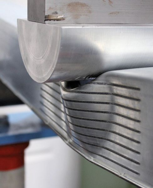 Bild 1: Eigenschaften von Karosseriebauteilen lassen sich durch eine Laserverfestigung verbessern: Im Crashtest wird geprüft, wie stark sich das Beispielbauteil unter einer Biegebelastung deformiert. (Bild: IWS)