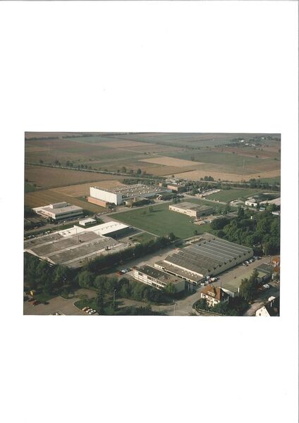 1988: In Müllheim wird ein benachbartes Gelände mit Produktions- und Verwaltungsgebäuden erworben. Die Produktionsfläche in Müllheim erweitert sich damit um über 2800 Quadratmeter auf insgesamt ca. 7600 Quadratmeter. (Auma)