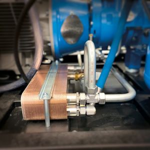 Der Einsatz von Komponenten zur Wärmerückgewinnung ist sowohl für öleinspritzgekühlte als auch bei ölfreien Schraubenkompressoren möglich. (Bild:  Boge)