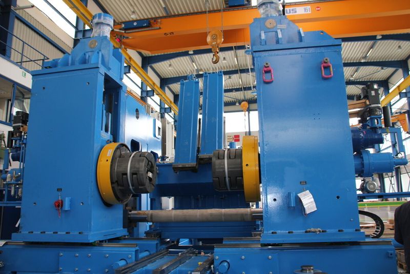 Bereits 1997 hat Kinkele Spiralrohrmaschinen gebaut. Alle blauen Konstruktionsteile sind von Kinkele. Der Auftragsfertiger wäre in der Lage binnen 6 Monate so eine komplette Anlage herzustellen, vorausgesetzt der Kunde hat bereits alles wie beispielsweise Zeichnungen soweit fertig. (Bild: Sonnenberg)