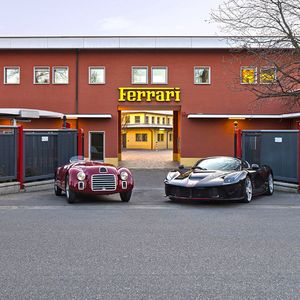 Die kleine Ferrari-Fabrik in Maranello hat sich im Laufe der Jahre zum weltweiten Symbol für Sportwagen Made in Italy gemausert.