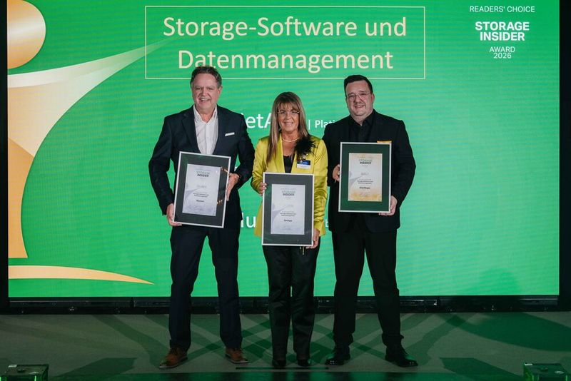 Die Awards der letzten Kategorie des Abends „Storage-Software und Datenmanagement“ nehmen für ihre Unternehmen entgegen (v. l.): Jörg Karpinski (Huawei, Silber), Sabine Urban (NetApp, Platin) sowie Tobias Pföhler (StorMagic, Gold). (Bild: Manuel Emme Fotografie)