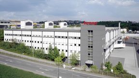 Blick auf eine Fertigungshalle am Brose-Standort in Würzburg. (Bild: Brose SE)