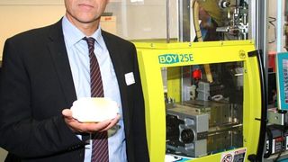 BOY zeigte beim Open-House im neuen Technikum des Temperier- und Kältetechnikspezialisten GWK das reproduzierbare Marmorieren von Delikatessenschalen auf einer BOY 25 E. (Bild: BOY)