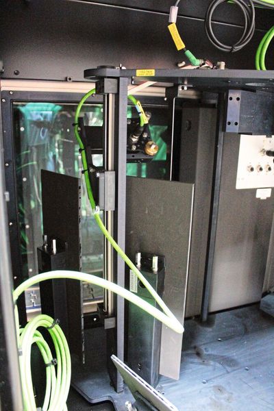 Inspektion leerer Mehrwegflaschen: Die Höhenverstellung der Kamera in der Seitenwandinspektion erfolgt mit vier Drylin-SLW-0630-Linearmodulen. (Bild: Igus GmbH)