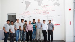 Die Mitarbeiter des neuen Beschichtungszentrums in Manila, Philippinen, in der Eingangshalle. (Bild: Oerlikon Balzers)