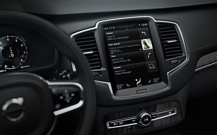 „Das eindrucksvollste Feature ist die Touchscreen-Mittelkonsole, die wie ein Tablet funktioniert und das Herzstück des neuen Bordsystems bildet“, erklärt Thomas Ingenlath, Senior Vice President Design der Volvo Car Group. (Foto: Volvo)
