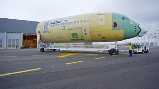 Die vordere Sektion des CFK-Rumpfes für den Airbus A350 XWB ist vor kurzem für die Endmontage im Werk Toulouse angekommen. (Bild: Airbus)