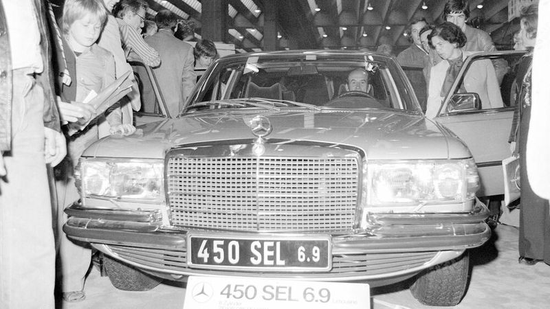1975 kostete ein VW Golf gut 8.000 DM, ein BMW 525 mit sechs Zylindern gut 19.000 DM. Da erschienen rund 70.000 DM für einen Wagen wie aus einer anderen Welt. Und selbst für Mercedes-Benz-Verhältnisse war das viel Geld, immerhin gab es dafür sage und schreibe zwei 280 SEL. (Bild: Mercedes-Benz)