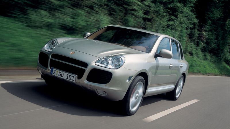 Mit dem Cayenne schlug Porsche 2002 ein komplett neues Kapitel in der Firmengeschichte auf. Ein Geländewagen! Das sorgte bei eingefleischten Fans nicht unbedingt für Begeisterung. (Bild: Porsche)