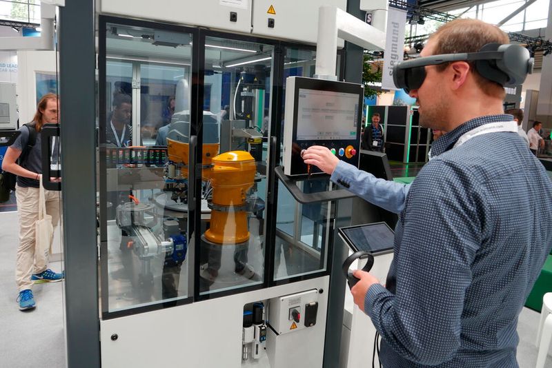 Besucher bei Schaeffler konnten einen Prototypen testen: mithilfe eines VR-Systems will das Unternehmen die Anlagenbedienung und -programmierung vereinfachen. So können Anwender in der virtuellen Realität die Anlage aus verschiedensten Winkeln begutachten und mit nur einem Knopfdruck die Produktion im Live-Betrieb verändern. (Bild: Sandro Kipar/VCG)