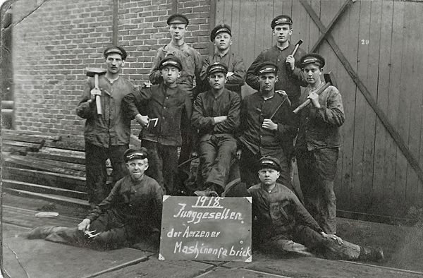 Ein Bild aus dem schwierigen Kriegsjahr 1918 zeigt die Junggesellen der Aerzener Maschinenfabrik. (Bild: Aerzener Maschinenfabrik)