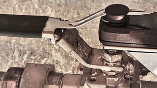 Das Ventil kann sich jetzt selbst melden: Drahtlose Winkelsensoren zum Nachrüsten machen einfache Hand­ventile smart. (Bild: Haltian)