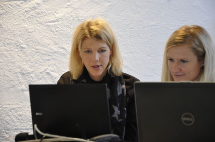 Frederike Balck (Daimler AG) gibt den Technikern Instruktionen zu ihrem Vortrag. (Foto: Richter)
