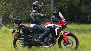 Powell zurück auf seinem Motorrad, nachdem er es mithilfe eines Thomson-Electrak-HD-Aktuators mit einziehbaren Stützen ausgestattet hat. (Thomson)