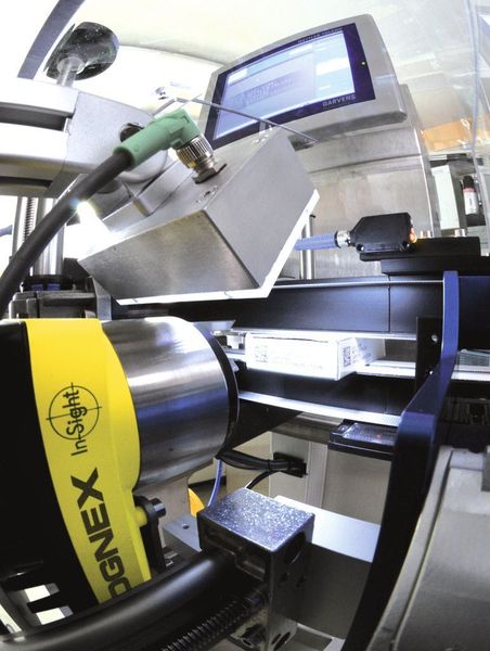 Im rasanten Takt von bis zu 400 Packungen pro Minute erfolgt durch das Vision-System In-Sight 5603 mit 2 Megapixel Bildauflösung die exakte Kontrolle des 2D-Matrix-Codes sowie der vier Zeilen der Klarschrift auf Lesbarkeit. (Archiv: Vogel Business Media)