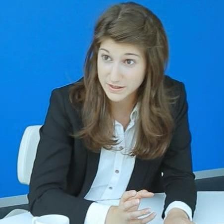 Lisa Reehten ist Vertriebsbeauftragte Industriekunden bei IBM Deutschland. Sie twittert und bloggt auf LinkedIn über Industrie 4.0 und IoT und erreicht mit Ihren Posts knapp 4.000 Follower.  (Twitter)