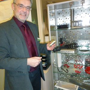 Ludger Beulke, Prokurist und Betriebsleiter bei GAH Alberts, mit einem Produkt aus dem Bereich des Industrieservice. Es handelt sich um eine Halterung für Fotoapparate im Bereich Ladenbau.